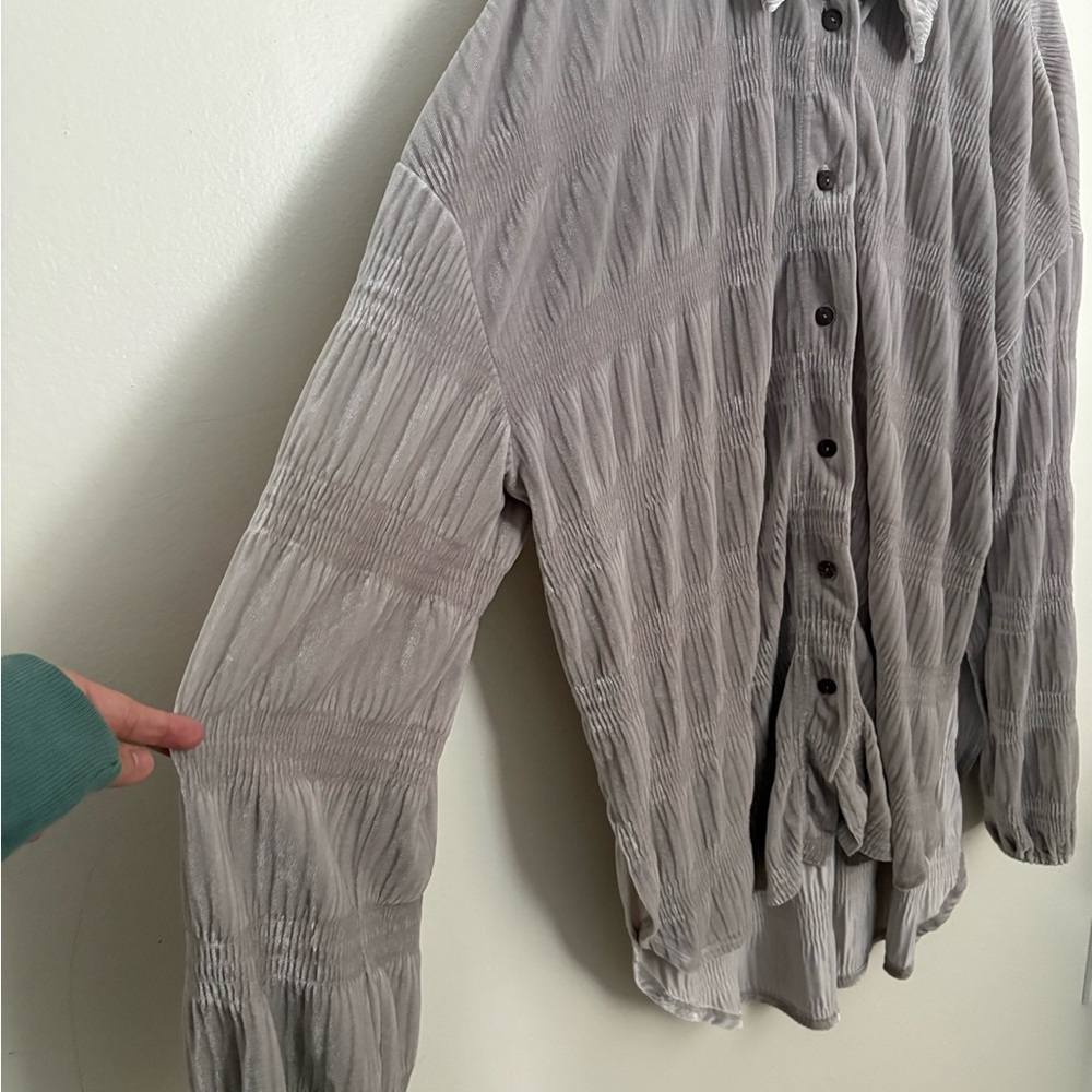 FREE PEOPLE My Best Velvet Blouse Crinkle Button Shirt Gray Oversized Sz Large - Picture 2 of 6